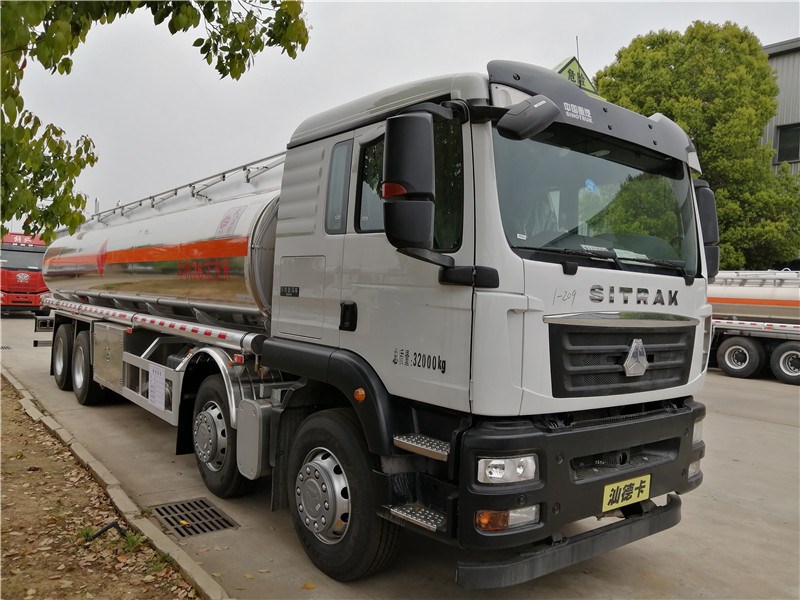 現(xiàn)車(chē)處理一輛東風(fēng)天錦小三軸鋁合金油罐車(chē)