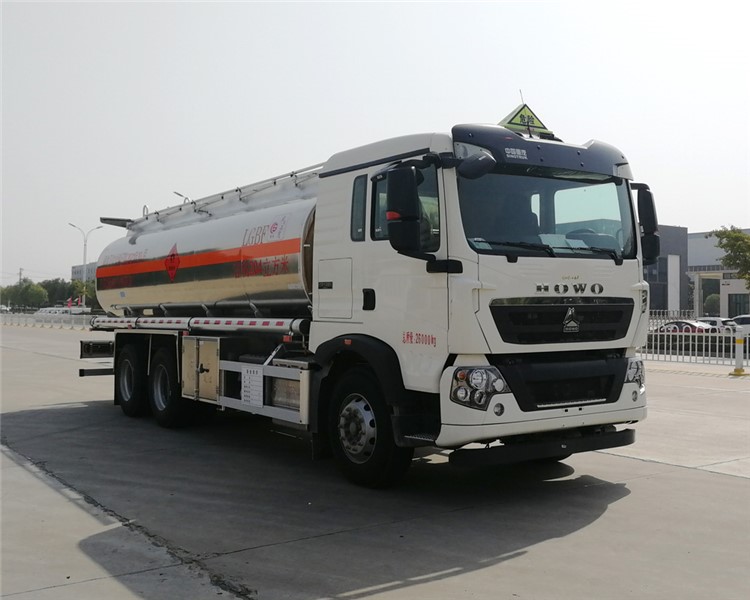 20.4方重汽豪沃后雙橋鋁合金運(yùn)油車(chē)