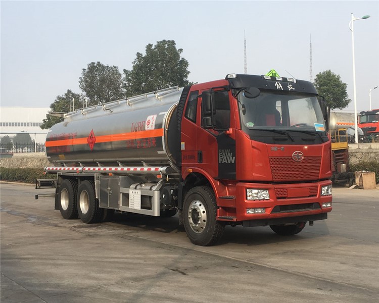 21方解放后雙橋鋁合金運(yùn)油車(chē)