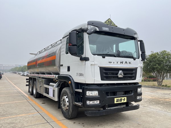 23.1方重汽汕德卡后雙橋鋁合金運(yùn)油車(chē)