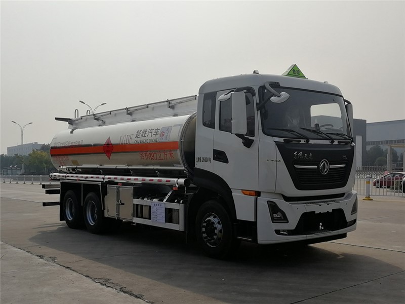 19.7方東風(fēng)天龍后雙橋鋁合金運(yùn)油車(chē)