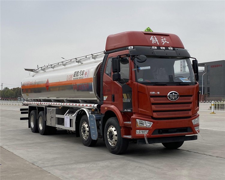 31.1方解放J6前四后八鋁合金運(yùn)油車(chē)