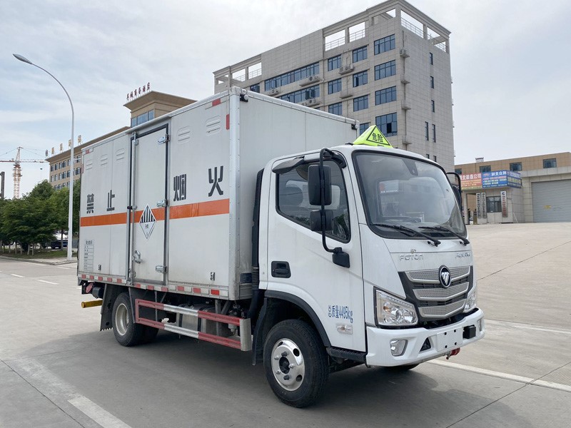 CSC5044XZWB6型雜項(xiàng)危險(xiǎn)物品廂式運(yùn)輸車(chē)