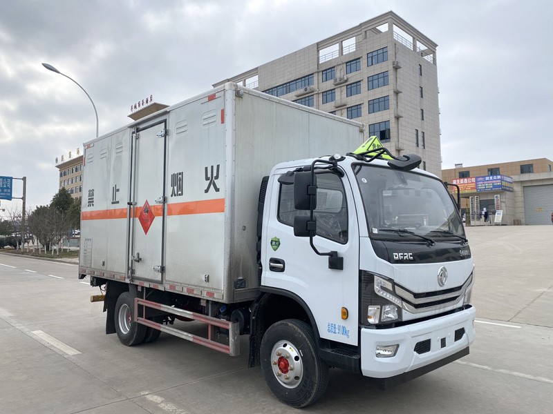 CSC5095XRY6型易燃液體廂式運(yùn)輸車(chē)