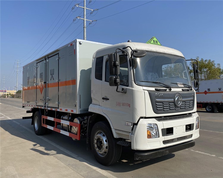 CSC5181XRYD6型易燃液體廂式運(yùn)輸車(chē)