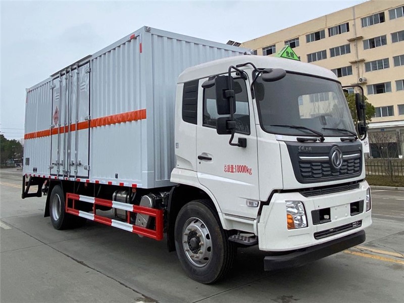 CSC5181XRGD6型易燃固體廂式運(yùn)輸車(chē)