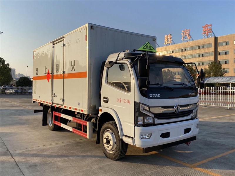 CSC5125XRY6型易燃液體廂式運(yùn)輸車(chē)
