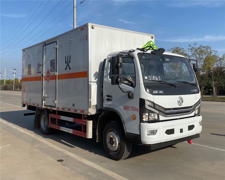 CSC5125XRG6型易燃固體廂式運(yùn)輸車(chē)