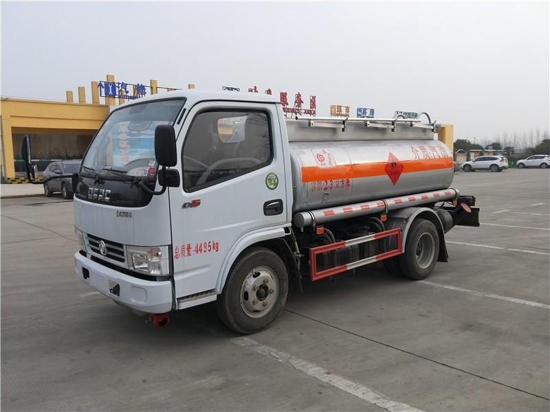 山東現(xiàn)車供應(yīng)：東風(fēng)多利卡藍牌加油車